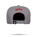 Boné Snapback Cinza Alto Relevo Contra Aba Vermelha