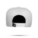 Boné Snapback Branco Logo Alto Relevo Contra Aba Paisley