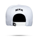 Boné Snapback Branco Listrado Aba Couro